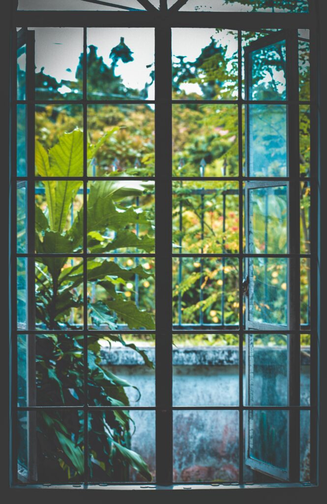 Bilden visar gamla fönster. Fönsterparaply och Bilden visar gamla fönster. Fönsterparaply och fönsterskydd är effektiva vid fönsterrenovering.