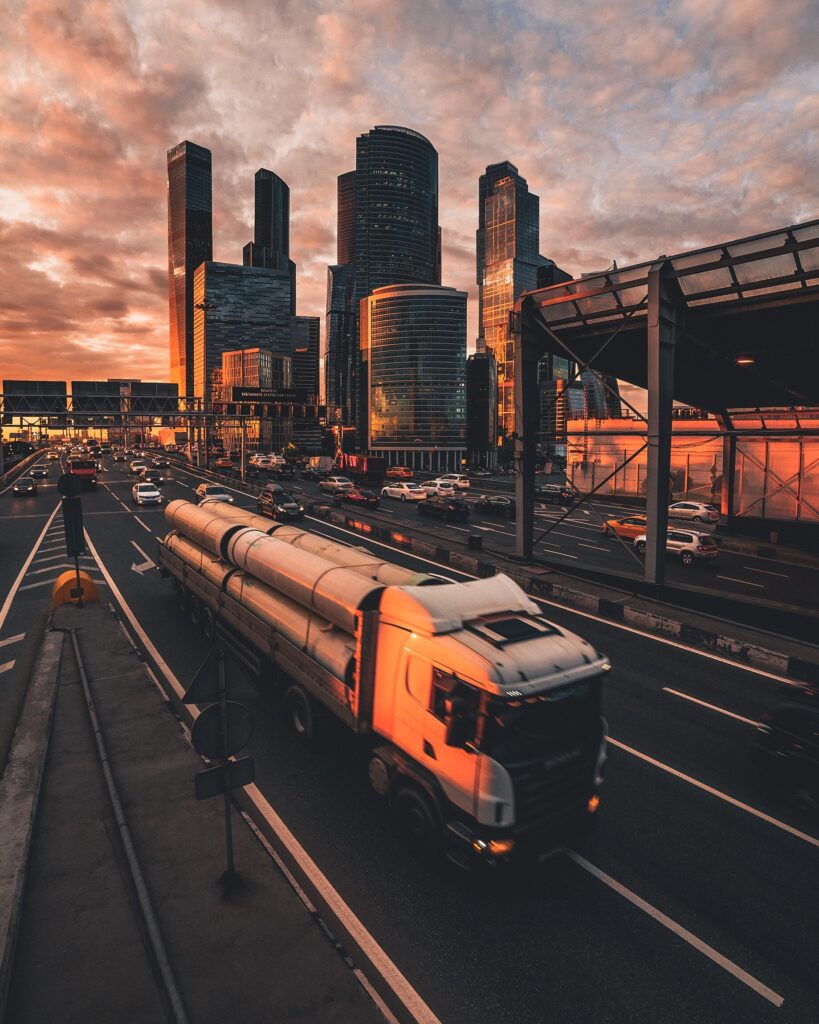 Bilden visar en vägtransport där ett transportföretag specialiserat på expressleveranser spelar huvudrollen. Med en väl synlig effektivitet i transportprocessen på vägen, möjliggörs en smidig lösning för fraktutmaningar.